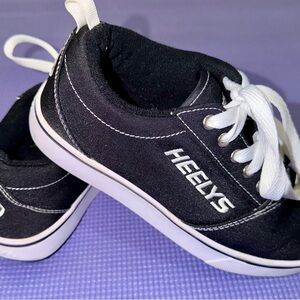 Heelys Kids Black and White Sneakers - very dood used condition - YTH 5 - no box
